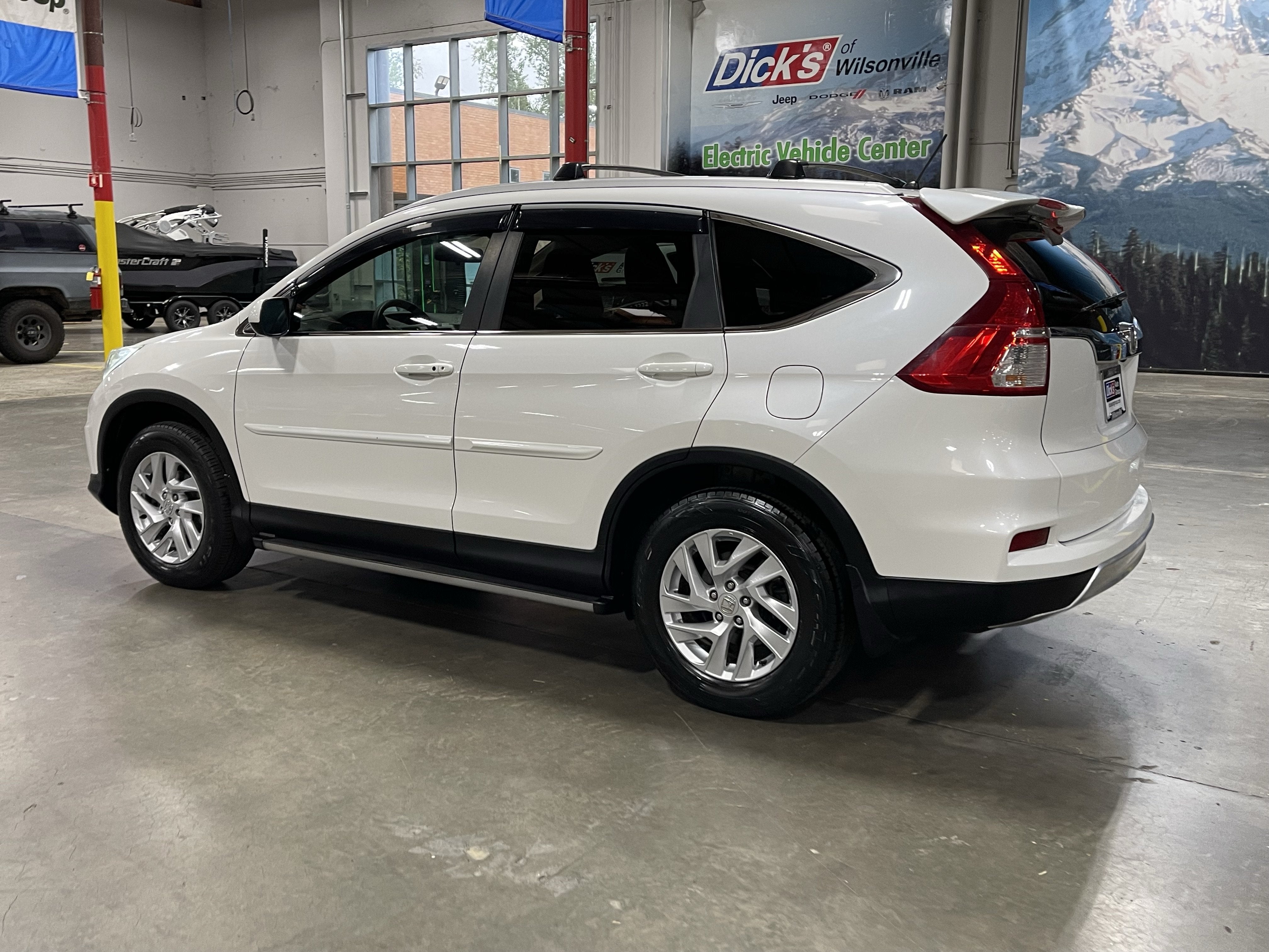 2015 Honda CR-V — rear three-quarter view